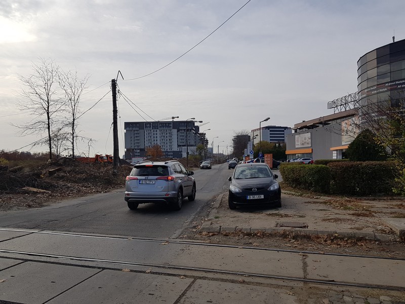 Pe şoseaua Fabrica de Glucoză au început, în octombrie, lucrările de lărgire a drumului, dar vor mai dura încă aproximativ un an şi jumătate până vor fi gata