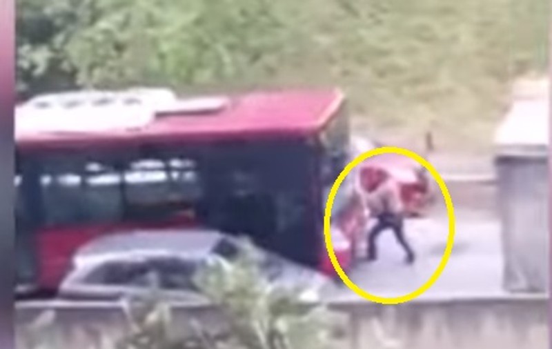 VIDEO | Un șofer de pe un autobuz de transport în comun a dat intenționat peste un pieton! Imagini incredibile susprinse de camerele de luat vederi