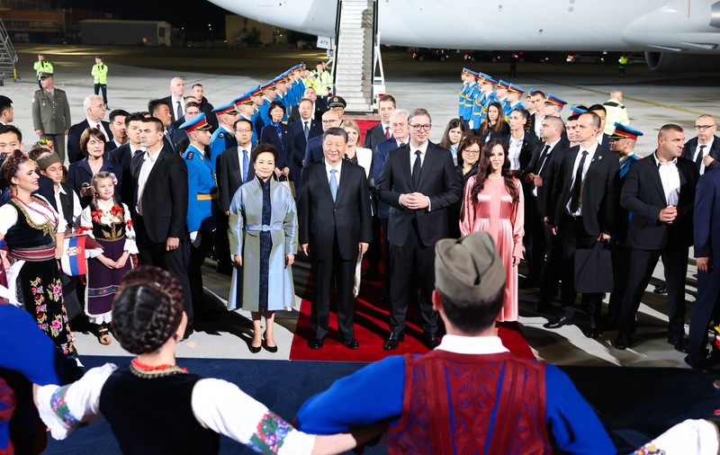 Preşedintele chinez Xi Jinping, întâmpinat cu o horă sârbească pe aeroportul din Belgrad. VIDEO