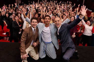 Actorii au fost prezenți în România, unde au participat la premiera primului episod din sezonul 2 al serialului, alături de fani și invitați. Foto: Netflix / Bogdan Petrice.