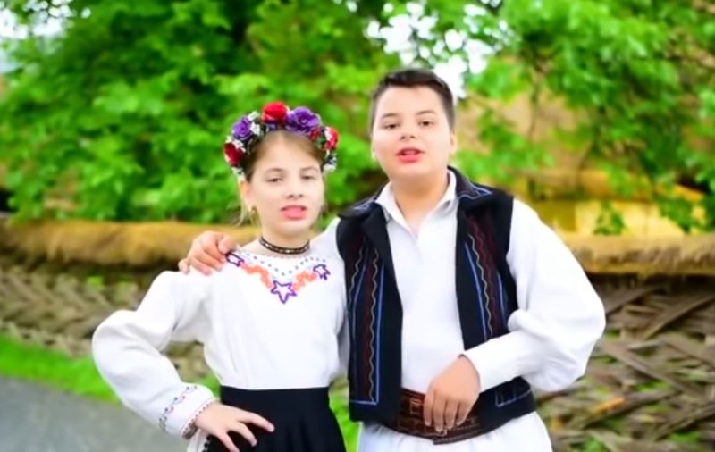 Anchetă în cazul celor doi copii care cântă o melodie electorală pro-PSD. Ce vor să afle autoritățile din Maramureş