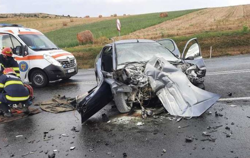 O femeie a murit şi un bărbat a fost rănit după ce maşina în care se aflau s-a ciocnit cu un TIR, în județul Cluj