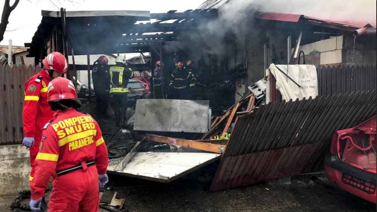 Imagini emoționante cu elevul care muncea ca să-și întrețină familia la service-ul auto ars în Huși. Robert a suferit arsuri grave pe față