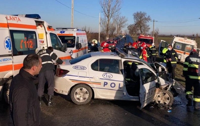VIDEO | Unul dintre cei doi polițiști răniți în prima zi a anului, în accidentul cu ambulanţa produs în Olt, a murit