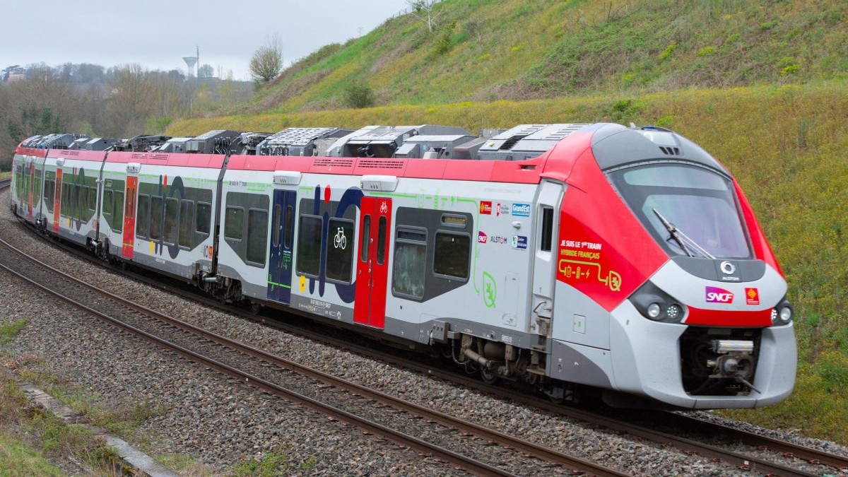 Regiunea Occitanie, SNCF și Alstom au prezentat primul tren hibrid din Franța, care combină electricitatea și motorina, pe 14 iunie 2023, la Technicentre-ul din Toulouse. Este o garnitură gri cu roșu care merge pe șine într-o zonă deluroasă