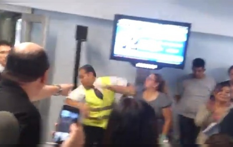 Situaţie de criză? Au rezolvat-o cu o bătaie în toată regula în aeroport! | VIDEO