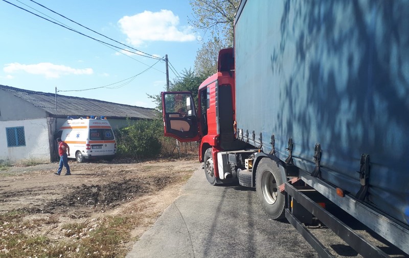 O ambulanță în misiune a intrat în zidul unei case, în județul Constanța. Un TIR i-a tăiat calea