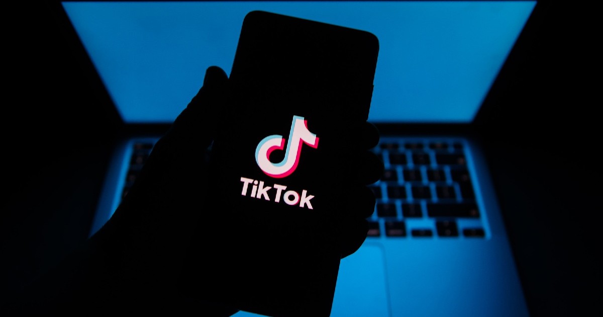 Ilustrații logo TikTok și un laptop în spate