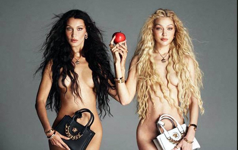 Gigi și Bella Hadid au pozat goale pentru casa de modă Versace. Donatella le-a lăudat: „Zeițele”