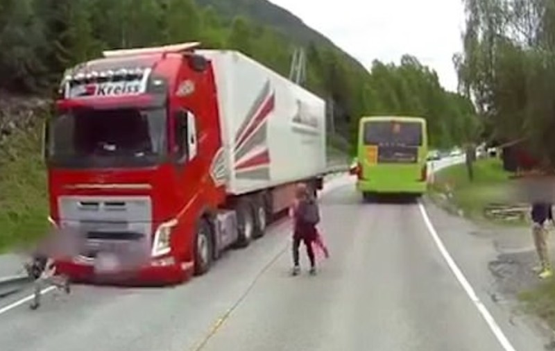 VIDEO | Momentul șocant în care un copil era să fie lovit de un camion. Accidentul a fost evitat la milimetru