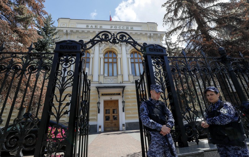 Grupul Raiffeisen Bank a recunoscut că filiala rusă oferă „condiții preferențiale” pentru mobilizați, dar spune că lucrează la „o ieșire atent planificată”