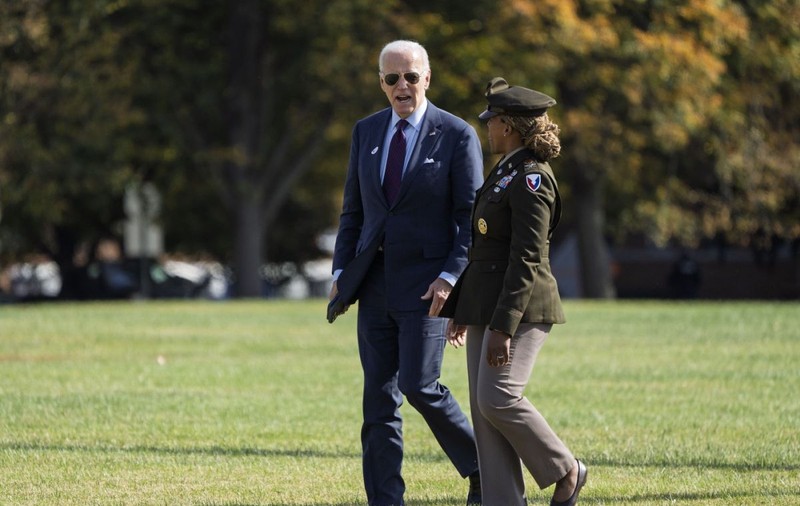 Joe Biden a stat la coadă zeci de minute alături de alți alegători pentru a vota anticipat la alegerile din 2024 | VIDEO