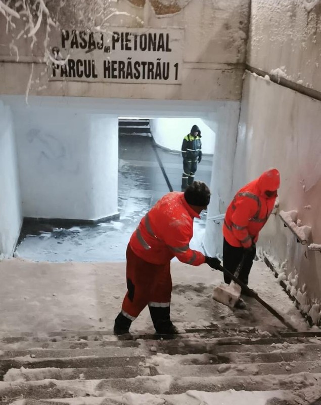 Ciprian Ciucu a ieșit la miezul nopții pe străzile din București. Dimineața, Primăria îi lăuda pe cetățeni că au deszăpezit orașul: „Primarul coordonează situația. Par mobilizați”