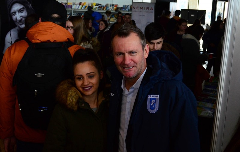 Fotbaliștii Craiovei au oferit mărțișoare. Gică Craioveanu a venit pentru meciul cu Dinamo / GALERIE FOTO