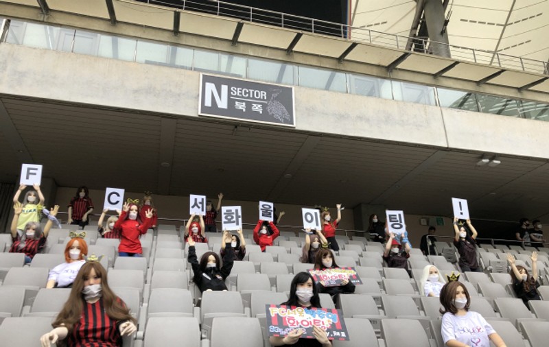 Clubul FC Seoul și-a cerut scuze fiindcă a populat tribunele cu păpuși gonflabile, o reclamă la un sex-shop. În schimb, FC Koln a pus jucării în peluză