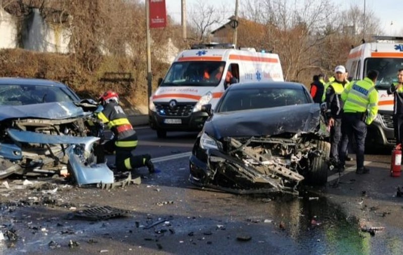 Accident cu trei victime la intrarea în Râmnicu Vâlcea. În zonă s-a circulat alternativ