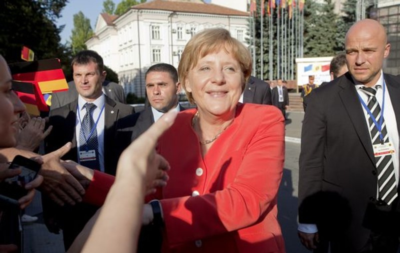 Angela Merkel a fost ATACATĂ cu un cocktail Molotov la Chişinău