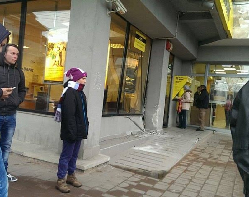 A intrat cu maşina în sediul unei bănci! GALERIE FOTO