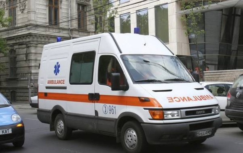 O elevă s-a aruncat de la etajul trei, după ce părinții ei s-au despărțit