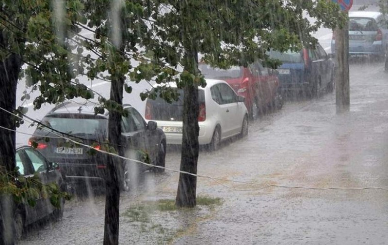 O furtună violentă a lovit Iaşiul. Puhoaie de apă au paralizat principalele străzi ale oraşului