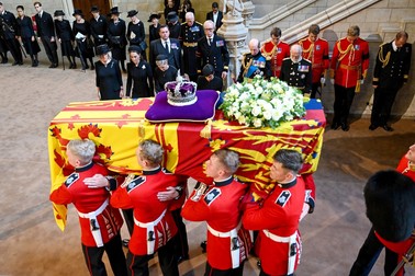 Sicriul reginei Elisabeta a II-a este depus la Palatul Westminster. Foto: Profimedia