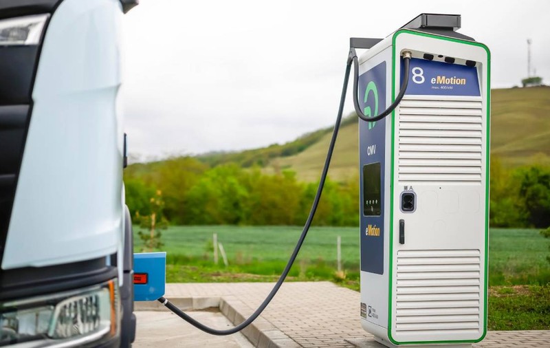 OMV Petrom inaugurează cel mai mare hub pentru vehicule electrice din România: 34 de puncte de încărcare rapidă