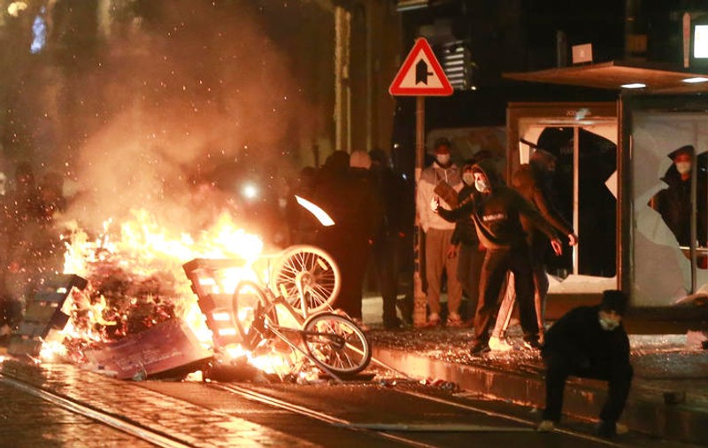 Protest violent în Belgia, după ce un tânăr de culoare, aflat în custodia poliției, a murit. Mașina regelui, lovită cu pietre de manifestanţi