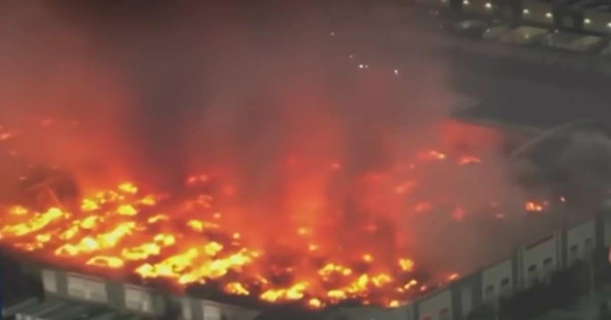 Un bărbat a dat foc unui depozit de hârtie igienică de peste 110.000 de metri pătrați. Foto: Captură video