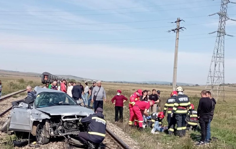 Accident feroviar în Vaslui. Două surori, rănite grav după ce mașina în care se aflau a fost lovită de tren