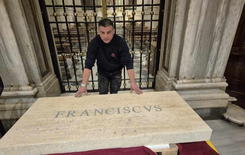 Cine este românul care a închis cripta, după ce a fost înmormântat Papa Francisc. E singurul străin care a participat la amenajarea mormântului