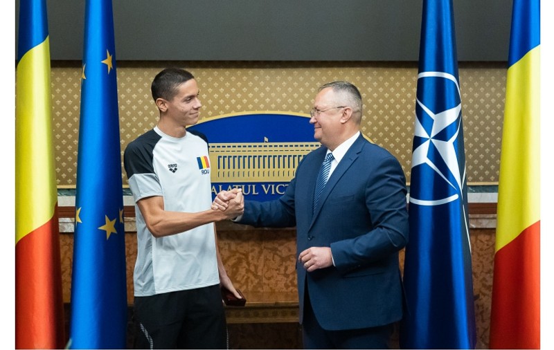 David Popovici, premiat la Palatul Victoria. Dublul campion mondial a fost însoțit de antrenorul Adrian Rădulescu