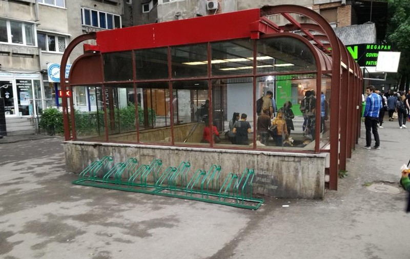 Metrorex continuă montarea de suporturi pentru parcarea bicicletelor la staţiile de metrou. Unde au fost amplasate până acum