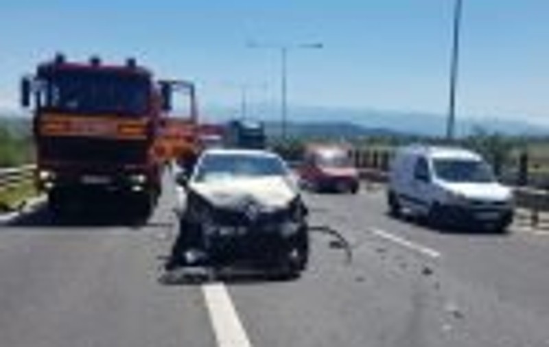 Șase răniți, după ce trei mașini s-au ciocnit pe autostrada A1 pe sensul Sibiu - Sebeș