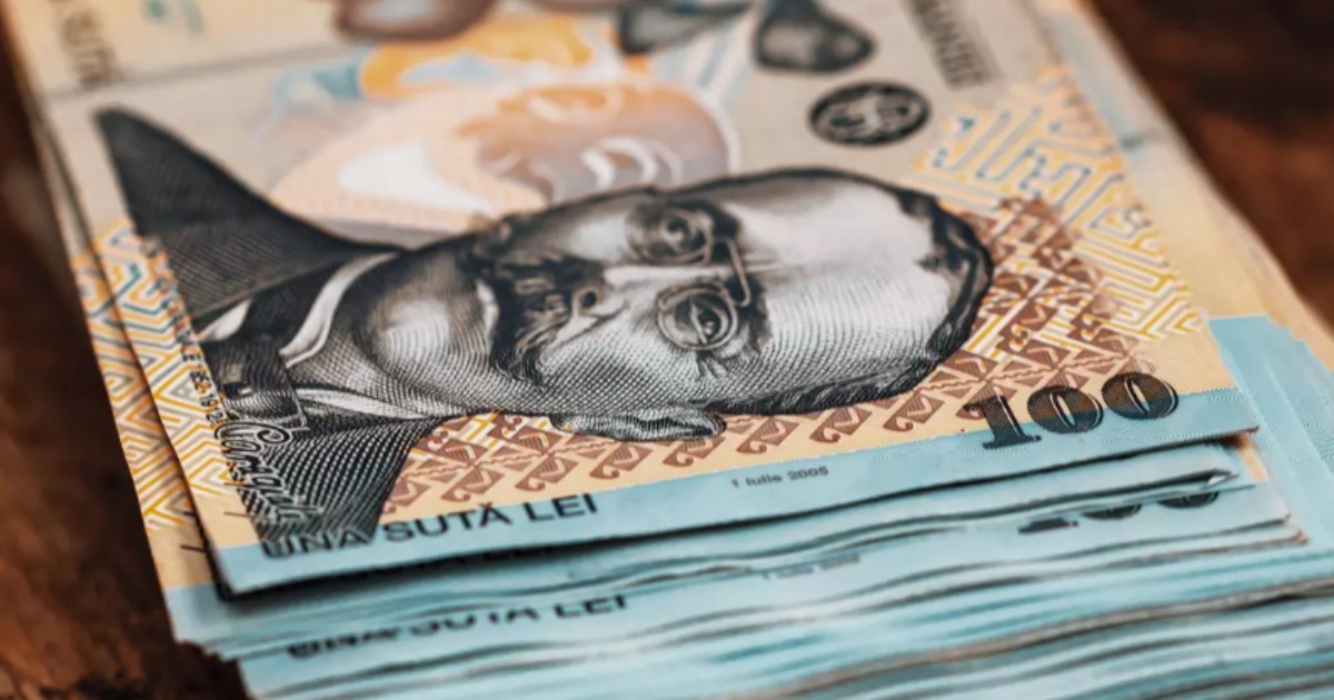 Bancnote de 100 de lei așezate într-un teanc
