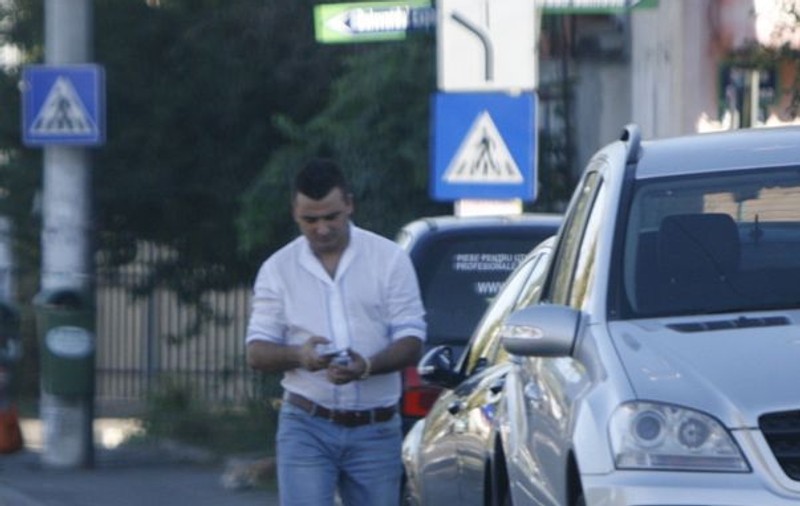 DE NECREZUT! Liviu Guță are oglinzi furate la mașină? | FOTO