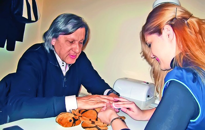 Ilie Năstase, dus de iubită la manichiură