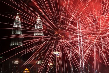epaselect epa07255489 Fireworks illuminate the night sky over the Petronas Towers landmark during New Year's Day celebrations in Kuala Lumpur, Malaysia, 01 January 2019. EPA-EFE/FAZRY ISMAIL