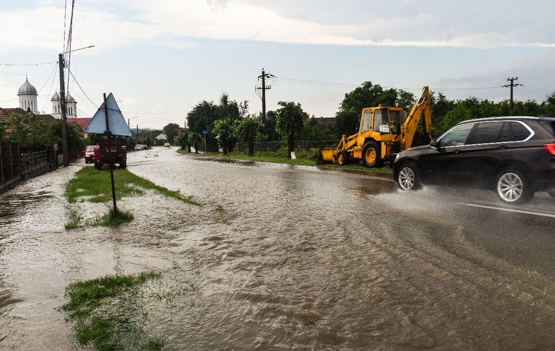 Școli închise în orașul unde sunt anunțate ploi de până la 120 l/mp
