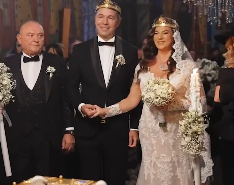 Imagini nevăzute până acum de la nunta Mihaelei Borcea cu Sorin Rap. Gestul făcut de îndrăgostiți în biserică a fost surprins de fotografi