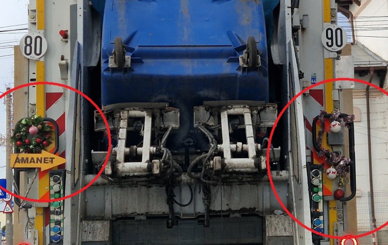 Mașină de gunoi împodobită de Crăciun, fotografiată în Ploiești: „Se bucură de sărbători, chiar dacă sunt la serviciu”