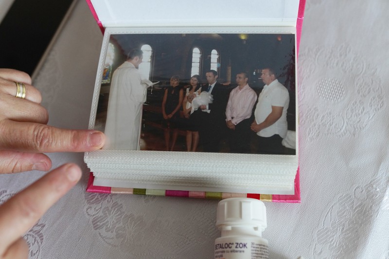 La casa părinților ei, Mihaela Gherguț, ne arată o fotografie veche a soțului. București, 7 iunie 2022.