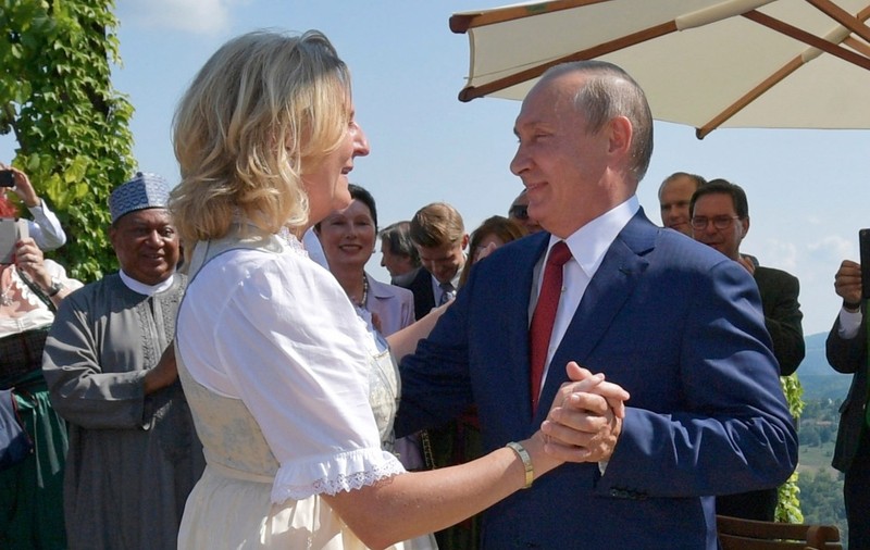 Karin Kneissl, ministrul austriac care a dansat cu Putin la nuntă, a părăsit țara din cauza amenințărilor cu moartea