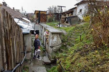 Această mamă din colonia Bosnia crește singură doi copii
