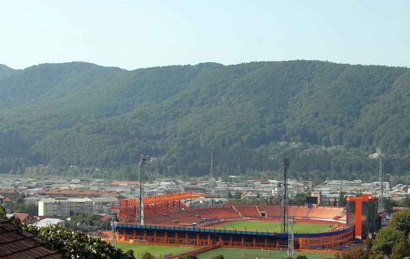 Stadionul de fotbal din Piatra-Neamț, de Liga Campionilor, se închiriază cu ora. Iată tarifele
