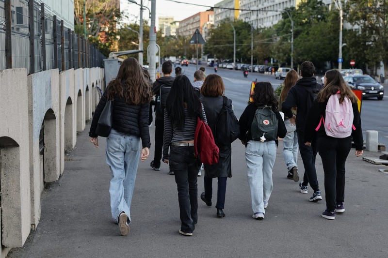 În dimineața zilei de luni, 28 septembrie, pe străzile din București au putut fi văzute grupuri de elevi, cu toții îmbrăcați în negru, în semn de protest împotriva uniformelor școlare obligatorii. Foto: Vlad Chirea