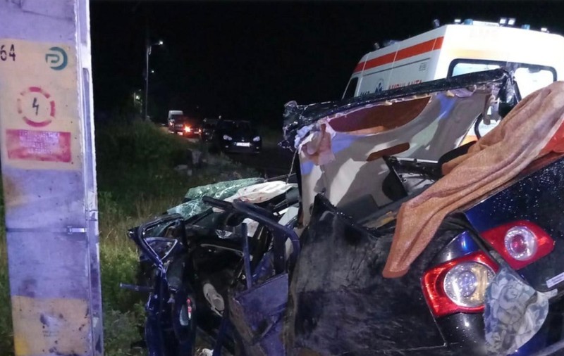 Doi tineri morți pe loc și alți trei răniți, după ce mașina în care se aflau a intrat într-un stâlp, în Dolj