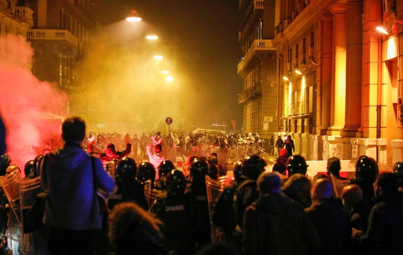 VIDEO | Lupte de stradă la Napoli între protestatari și forțele de ordine din cauza măsurilor anti-COVID luate de autorități