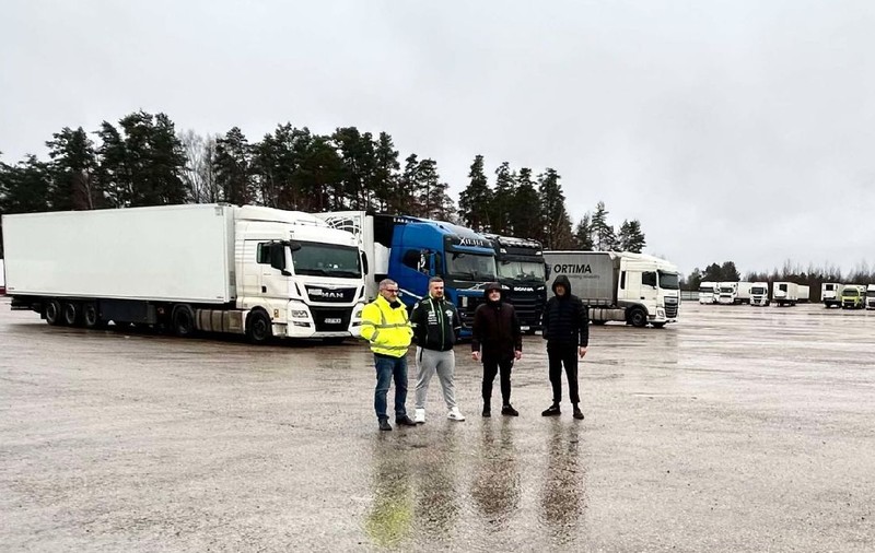Patru șoferi români de TIR așteaptă de 10 zile să intre cu marfa în Rusia, printr-o vamă din Letonia: „Pe rutele astea, șoferia e ce povesteau bătrânii seniori ai acestei meserii”