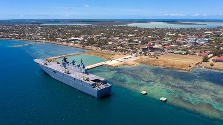 Nava HMAS Adelaide a acostat în portul din Nuku'alofa pentru a livra ajutoare umanitare și provizii medicale în Tonga | Foto: EPA