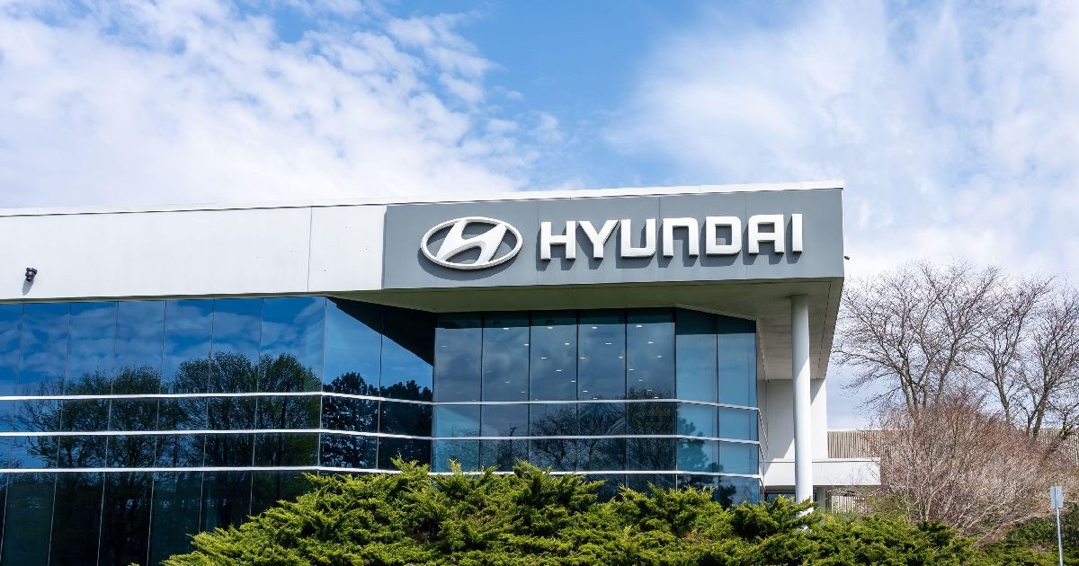 Sigla Hyundai pe o clădire